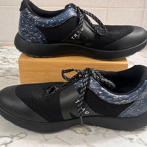 Traq by Alegria Black and Blue Speckled Athletic Shoes